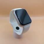Smartwatch Y68 D20 de color blanco con fondo color piel