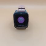 DTX Max con pantalla de 1,9 pulgadas y correa de silicona negra, mostrando su diseño moderno y ligero.
