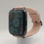 Smartwatch NO1 DTX Max con pantalla de 1,9 pulgadas y correa de silicona negra, mostrando su diseño moderno y ligero.