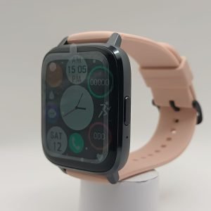 Smartwatch NO1 DTX Max con pantalla de 1,9 pulgadas y correa de silicona negra, mostrando su diseño moderno y ligero.