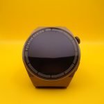 Smartwatch GT3 Max pantalla negra con fondo color amarillo.