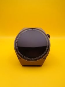 Smartwatch GT3 Max pantalla negra con fondo color amarillo. 
