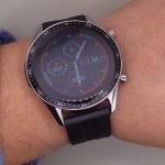 Smartwatch E12 negro, usado en la muñeca de forma confortable , brindando un estilo único.