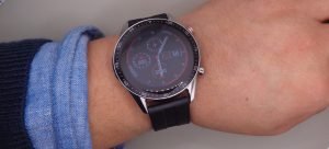 Smartwatch E12 negro, usado en la muñeca de forma confortable , brindando un estilo único.