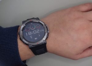 Smartwatch AK45, color negro en la muñeca de una persona.