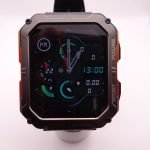 Smartwatch C20 Pro, de borde naranjo y correa negra, mostrando un diseño de alta resistencia y calidad.