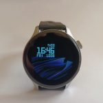 Smartwatch GT5 mostrando su pantalla de 240x240 píxeles y diseño elegante con correa negra de silicona.