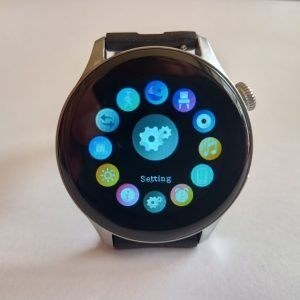 Smartwatch GT5 mostrando su pantalla de 240x240 píxeles y diseño elegante con correa negra de silicona.
