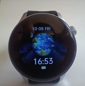 Smartwatch GT5, mostrando la configuración de clima con fondo blanco