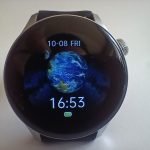 Smartwatch GT5 mostrando su pantalla de 240x240 píxeles y diseño elegante con correa negra de silicona.