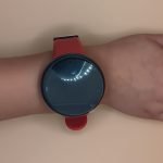 Smartwatch D18 mostrando su pantalla de 1.44 pulgadas con resolución de 240x240 píxeles y diseño elegante con correa de silicona.