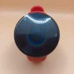 Smartwatch D18 mostrando su pantalla de 1.44 pulgadas con resolución de 240x240 píxeles y diseño elegante con correa de silicona.
