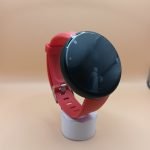Smartwatch D18 mostrando su pantalla de 1.44 pulgadas con resolución de 240x240 píxeles y diseño elegante con correa de silicona.