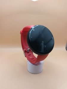 Smartwatch D18 mostrando su pantalla de 1.44 pulgadas con resolución de 240x240 píxeles y diseño elegante con correa de silicona.