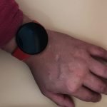 Smartwatch D18 mostrando su pantalla de 1.44 pulgadas con resolución de 240x240 píxeles y diseño elegante con correa de silicona.