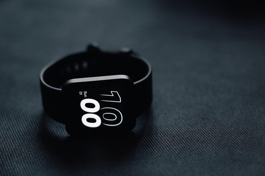 Los cuidados esenciales, ayudarán a aumentar la eficiencia en los relojes inteligentes y prolongar su vida útil en este smartwatch negro.